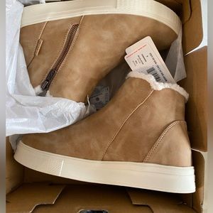 New boots ladies sz 6